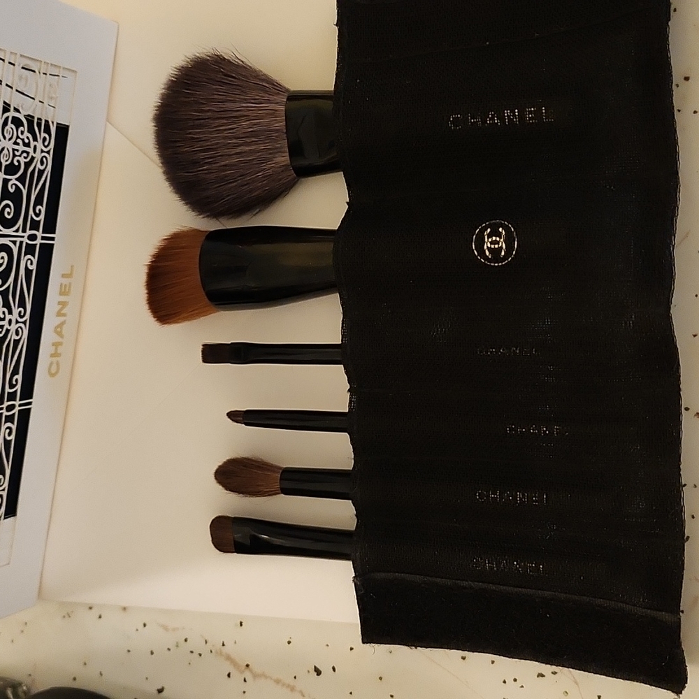 Chanel Sheer Makeup Brush Set (6 travel size), brush holder, and Make-up Bag